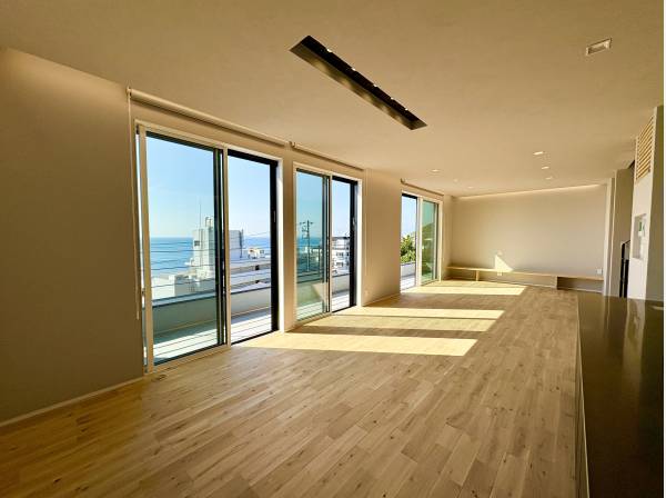 海を望める約26帖のLDKスペース