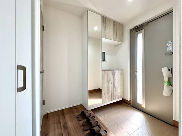 玄関も収納たっぷりです。