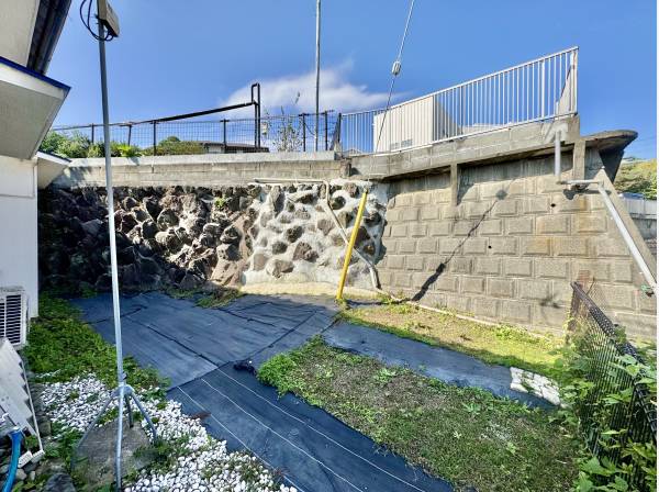 建物の裏手には小さな家庭菜園スペースも！