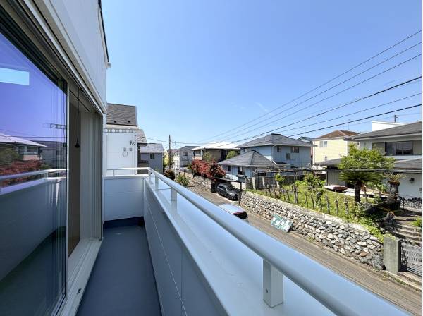 バルコニーから整然とした綺麗な街並みを望みます