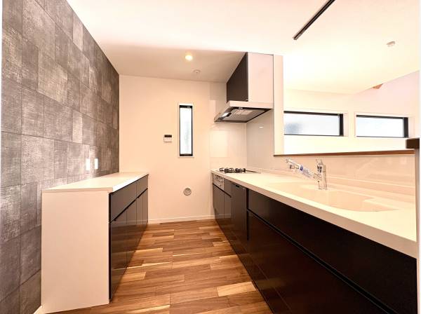 対面式システムキッチンはカップボード付き