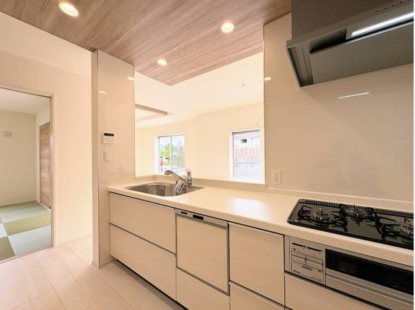 家族との会話が弾む対面式キッチン