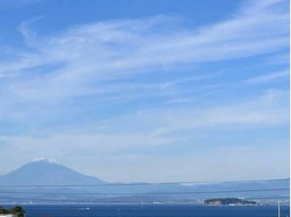 現地2階からの眺望、輝く相模湾、江ノ島、雄大な富士山を一望！