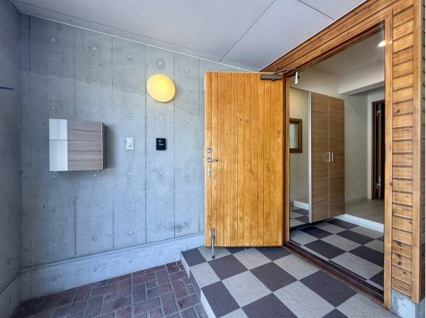 無骨さと温もりを隔てた遊び心あるエントランス