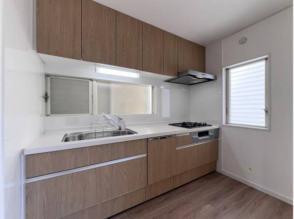 窓が多く換気もしっかり出来そうなシステムキッチン