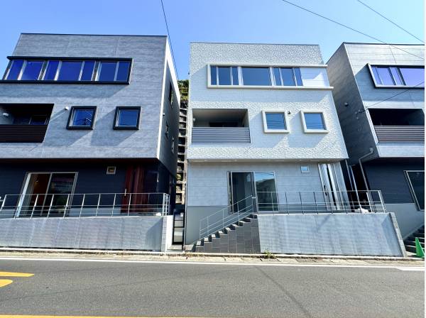 スクエアのスタイリッシュな外観
写真真ん中