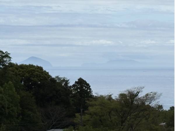 ２階のバルコニーから見ています
海が見えます