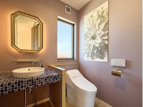 トイレはあえてデコラティブなデザインに