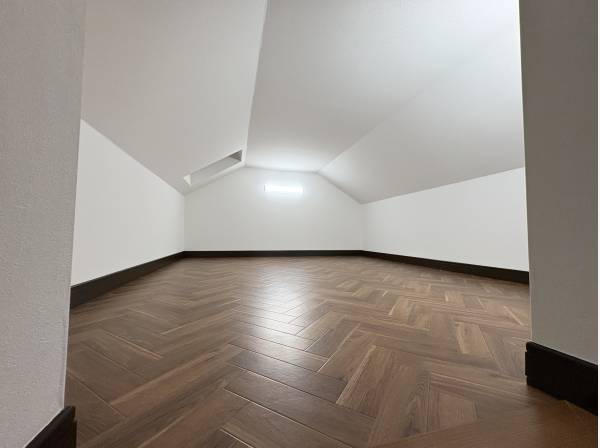 ヘリンボーン床がお洒落！収納や趣味部屋に大活躍のマルチ空間