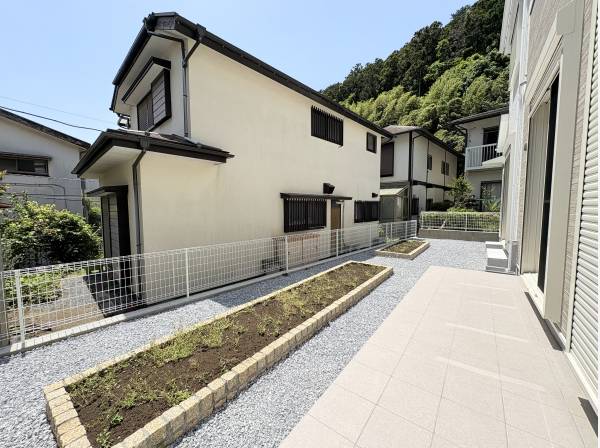 お庭には花壇を2つ設けガーデニングも愉しめそうです。