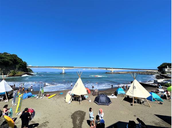 ファミリービーチ的な岩海水浴場まで約1600ｍ