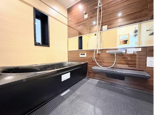 ブラックを基調としたバスルーム