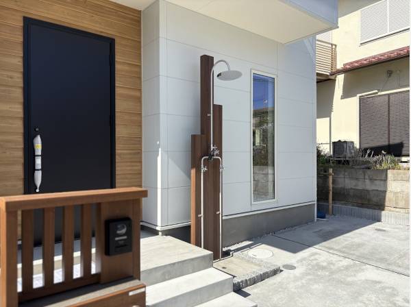 湘南暮らしには必須の外シャワー付き