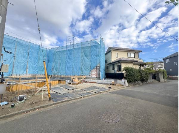 南西道路に面した陽当たり良好なお住まいです