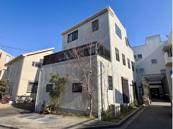 陽当たりに恵まれた3方角地のガレージハウス