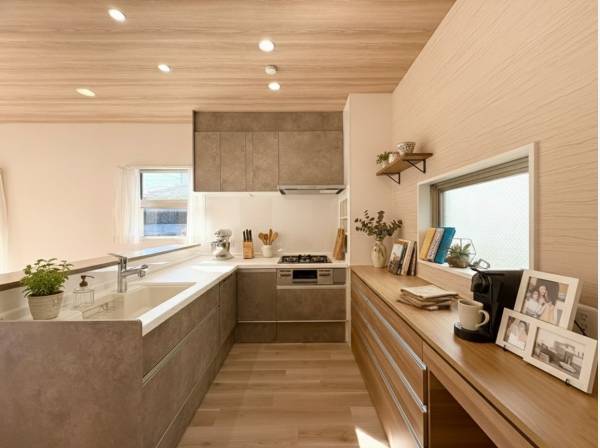 収納豊富で使いやすいシステムキッチン※家具等はイメージです。