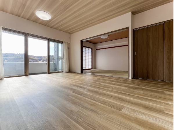 表情の異なる木目が奥行きと温もりを与えます