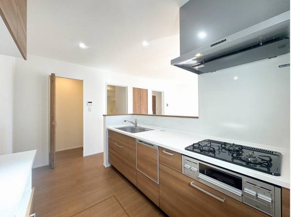 キッチン横収納やカップボードが便利なキッチン