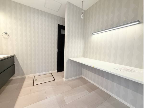 パウダールームの後ろには家事もしやすいカウンター♪