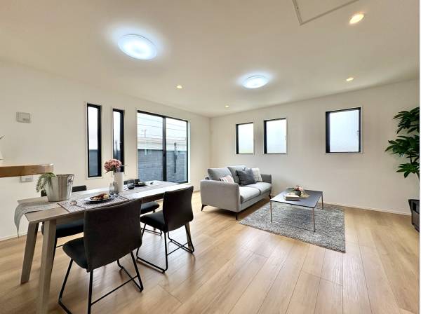 窓が多く開放的なリビングダイニング