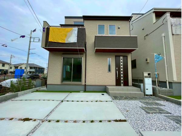 ゆとりのある敷地で車も安心