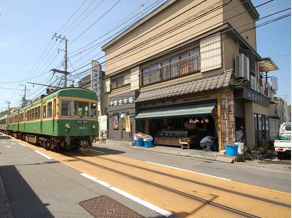 腰越商店街。江ノ電唯一の路面電車区間です。（徒歩2分、100m）