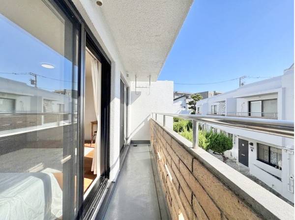陽当たりが良く、青空と心地よい風を感じられるバルコニー。