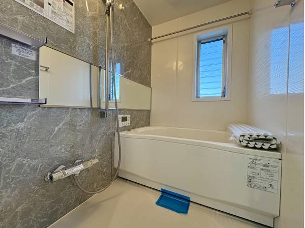 一日の疲れを癒すバスルーム。こちらもリフォーム済み