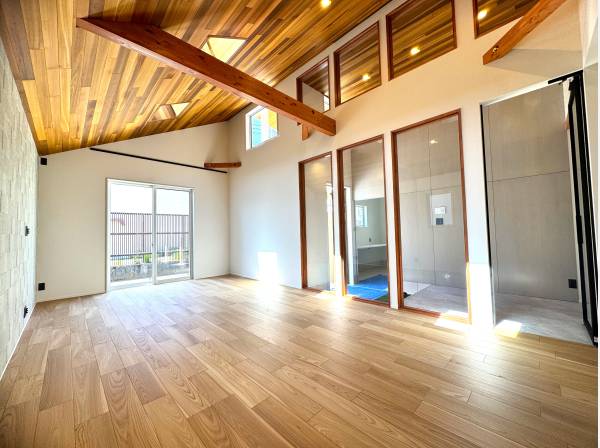 杉板天井に吹抜け、ホールを含めた大空間が広がるＬＤです。