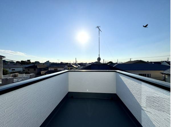 空を感じるルーフテラス