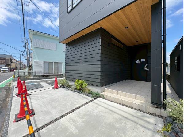 ゆとりあるカースペースと開放的なアプローチ
