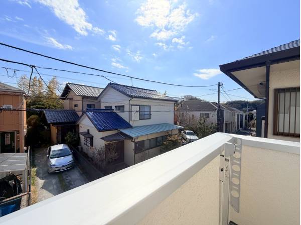 バルコニーからはご覧の眺望、風通しの良い場所ですね