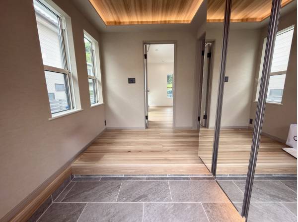 鏡面の建具が空間を広く演出！建具やクロスも新しく生まれ変わりました
