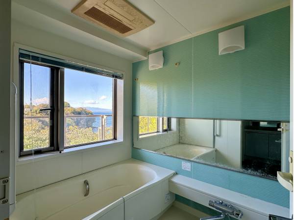 バスルームからも海を望みます