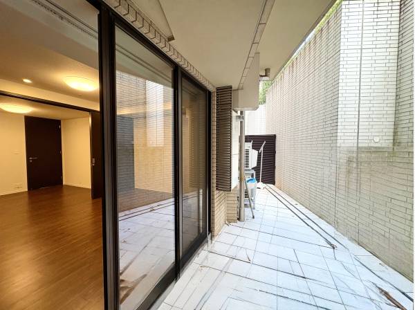 リビングから繋がるプライバシーの守られたテラス