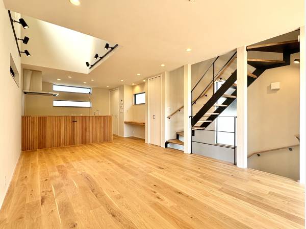 スタイリッシュなスケルトン階段を採用、壁は塗り壁を採用