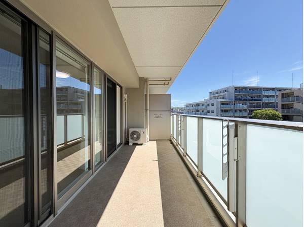 南東向きのワイドバルコニー 4階からの開放的な眺望も魅力