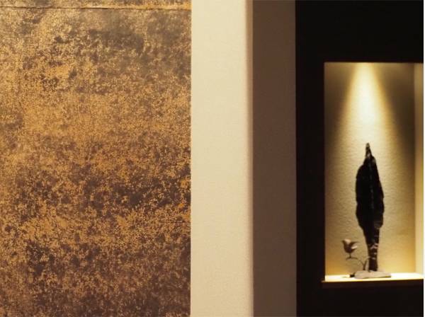 壁面には一枚一枚表情が違う漆和紙
