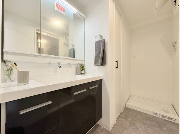 明るい洗面台。鏡が広く便利