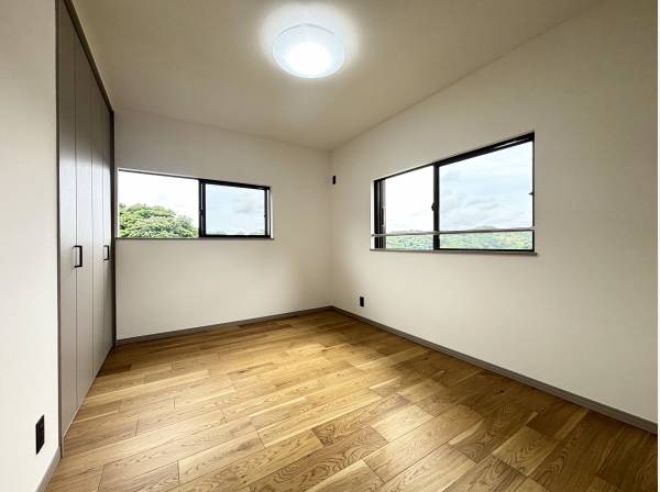 洋室は1階に1部屋、2階に3部屋ございます。