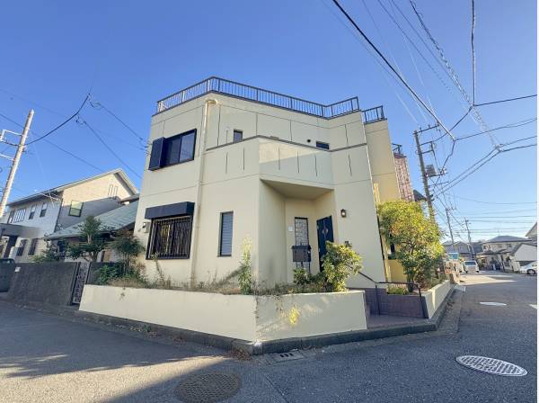 穏やかな雰囲気の住宅街の角地のお住まい