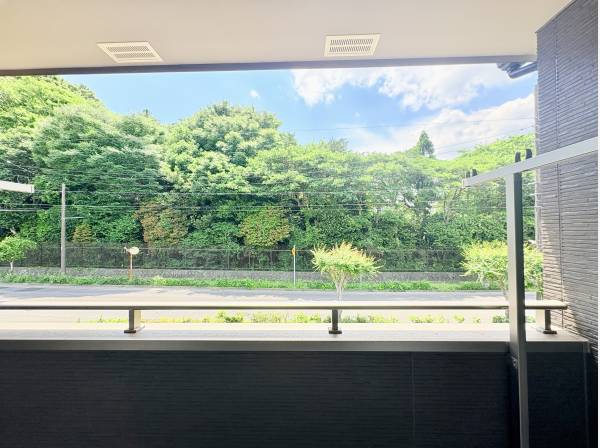 目の前に広がる豊かな緑　四季の移ろいを感じるバルコニーで深呼吸