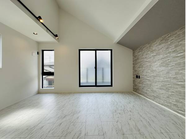 約15.62帖のLDKは上部勾配天井で、開放感溢れる居住空間に