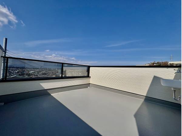 ルーフバルコニーでのんびりとくつろげますね。