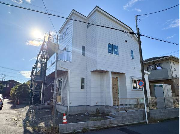 開放的な角地に佇みます。