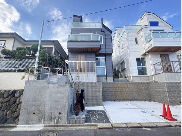 前面道路と高低差があるので視線を気にせず過ごせます