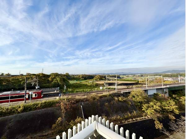 空の広さ感じつつ三浦半島の小高い山並みを眺望できます