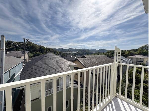 バルコニーからはのどかな緑景が広がります