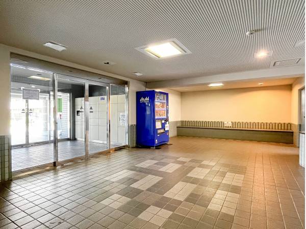 綺麗に管理されたエントランス　敷地内にはサーフボード置場もありますよ