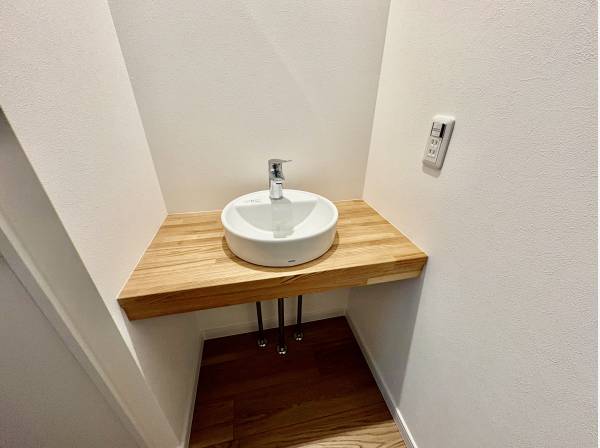 1階のトイレの前には手洗い場が有って便利です。